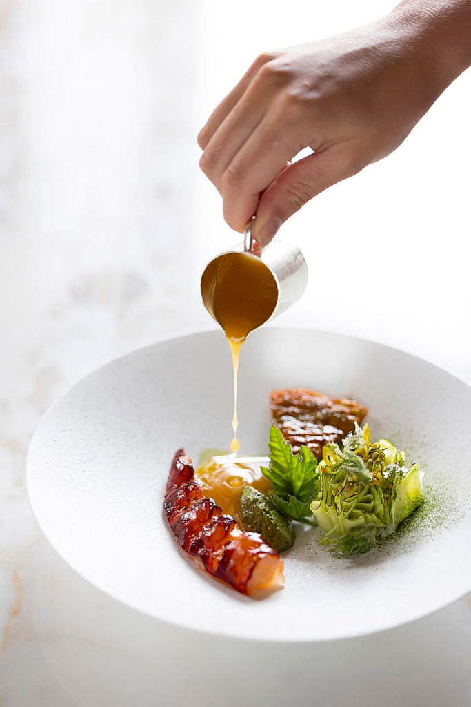 livre restauration sur-mesure sur-mesure luxe france chef de qualite terroir gastronomique gourmets de france 2026 3