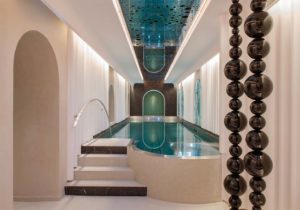 livre groupe hotel hotelier hotellerie sur-mesure art de vivre cote azur architecte designer historique gourmets de france 2026 9