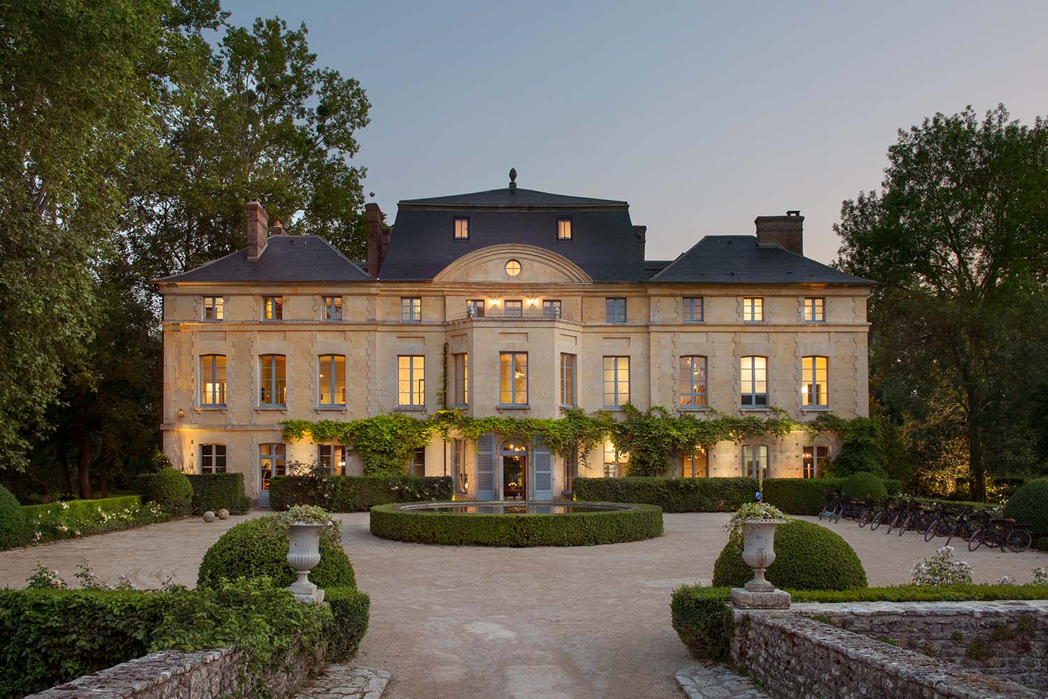livre groupe hotel hotelier hotellerie sur-mesure luxe france architecte designer lifestyle provence gourmets de france 2026 8